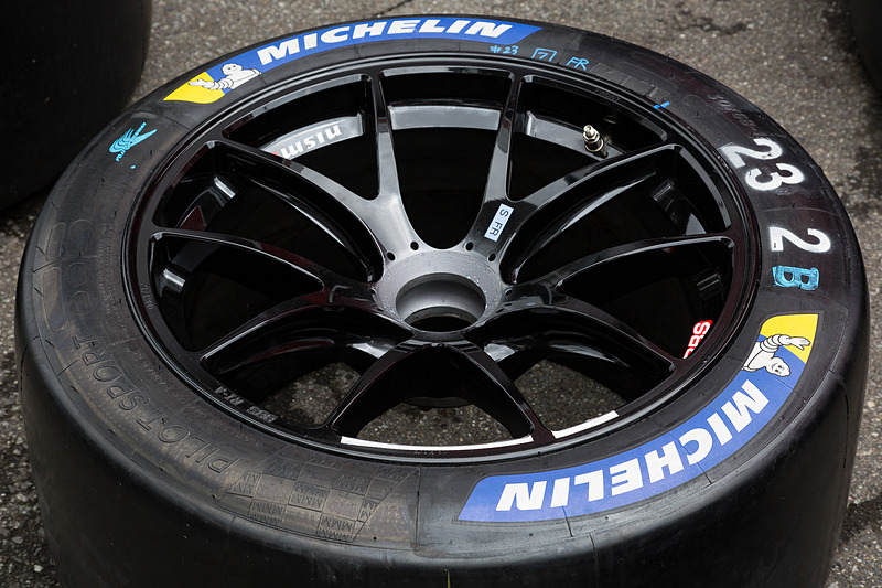 各タイヤメーカーが作り込んできたタイヤがレースマシンに装着される