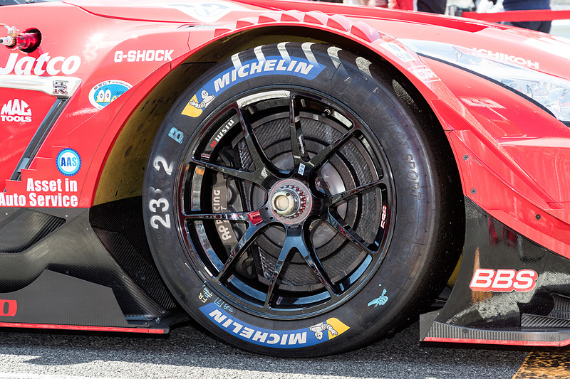 各タイヤメーカーが作り込んできたタイヤがレースマシンに装着される