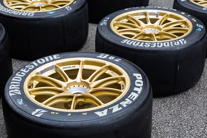 GT500クラスやGT300クラスとさまざまなチームにタイヤを供給するブリヂストン
