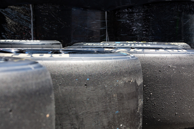 ピックアップとはコース上に落ちているゴムの塊がタイヤに付着することで、タイヤ本来のグリップ力を発揮できなくなるというもの