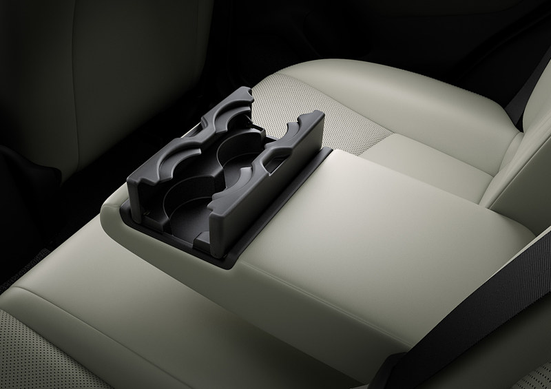 インテリアではフロアコンソール、インパネソフトパッド、リアシートアームレスト＆カップホルダーのデザインを変更するとともに、シート、ドアトリムインサート、エアコンルーバーリングの色や素材の変更を実施。リアシートにも開閉式カップホルダー付アームレストを装備した