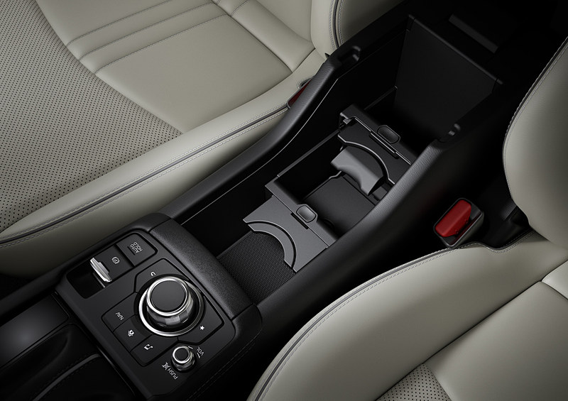 インテリアではフロアコンソール、インパネソフトパッド、リアシートアームレスト＆カップホルダーのデザインを変更するとともに、シート、ドアトリムインサート、エアコンルーバーリングの色や素材の変更を実施。リアシートにも開閉式カップホルダー付アームレストを装備した