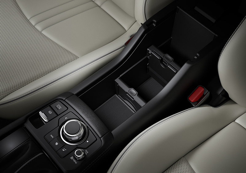 インテリアではフロアコンソール、インパネソフトパッド、リアシートアームレスト＆カップホルダーのデザインを変更するとともに、シート、ドアトリムインサート、エアコンルーバーリングの色や素材の変更を実施。リアシートにも開閉式カップホルダー付アームレストを装備した