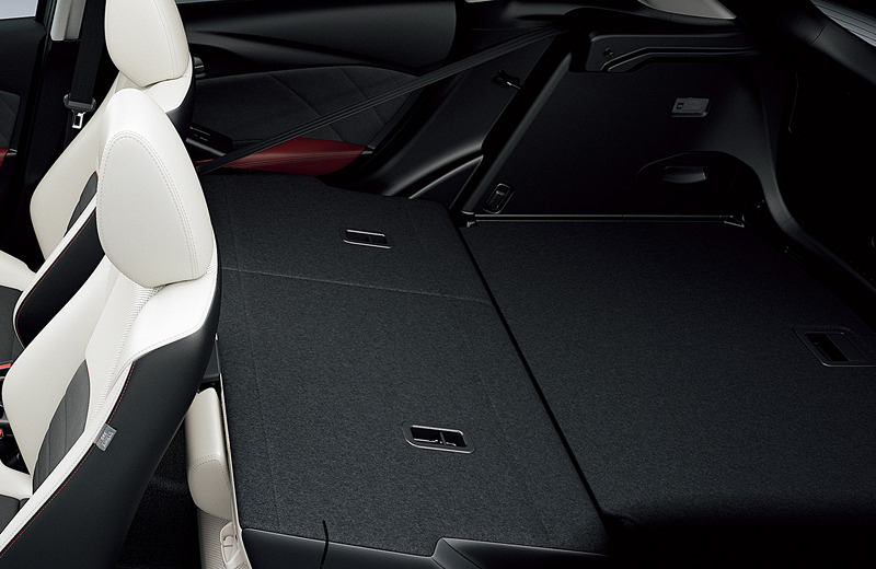 後席およびラゲッジスペース