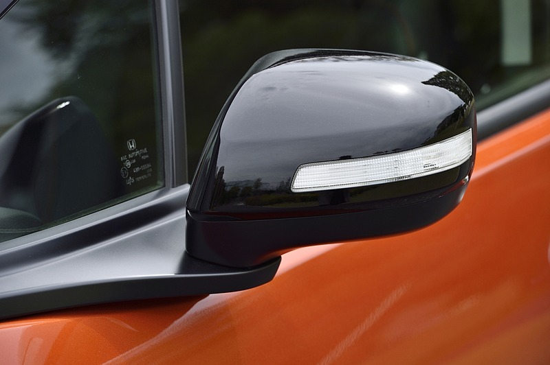 ドアミラーや大型テールゲートスポイラーがブラック塗装となっている