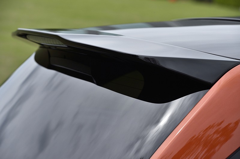 ドアミラーや大型テールゲートスポイラーがブラック塗装となっている