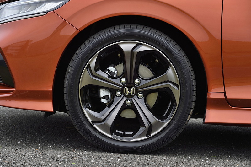 撮影車では225/45R 18サイズのダンロップ「SP SPORT MAXX 050」を装着。RSの18インチホイールとXの17インチホイールは、路面の凹凸を通過したときにタイヤから発生する「気柱共鳴音」をレゾネーターの共鳴で打ち消す「ノイズリデューシングホイール」となっている