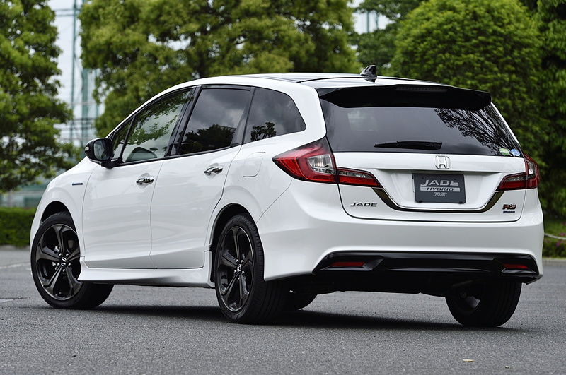 ジェイド HYBRID RS Honda SENSING。ボディカラーは「プラチナホワイト・パール＆ブラックルーフ」。ボディサイズは4660×1775×1540mm（全長×全幅×全高）、ホイールベースは2670mm