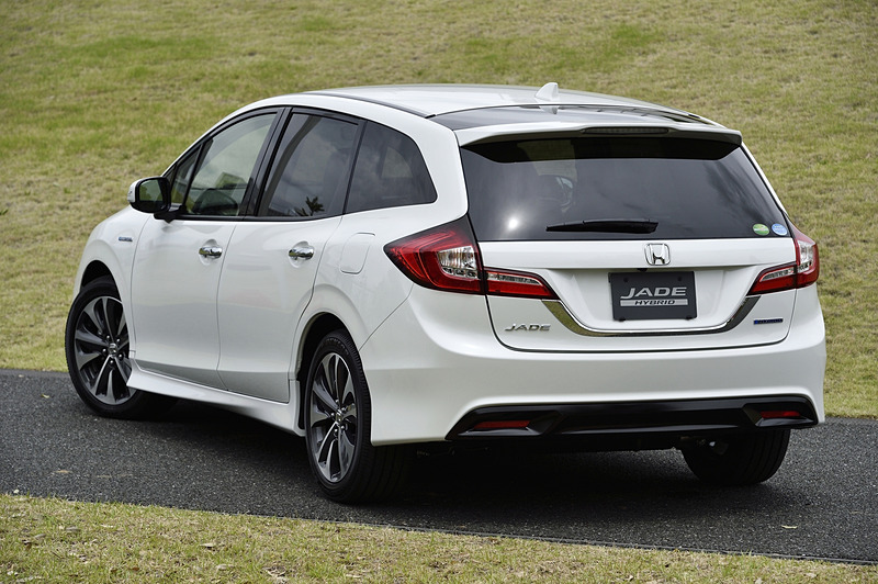 ジェイド HYBRID X Honda SENSING。ボディカラーは「プラチナホワイト・パール」。RS以外のグレードは全高が10mm低い1530mmになる