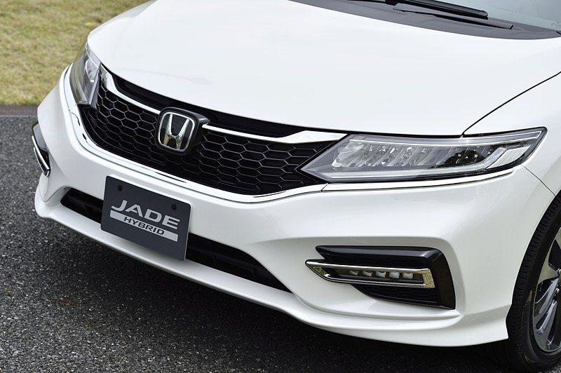 ライト内部やメッキ加飾の色味、RSバッヂの有無以外は基本的にRSと同じデザイン