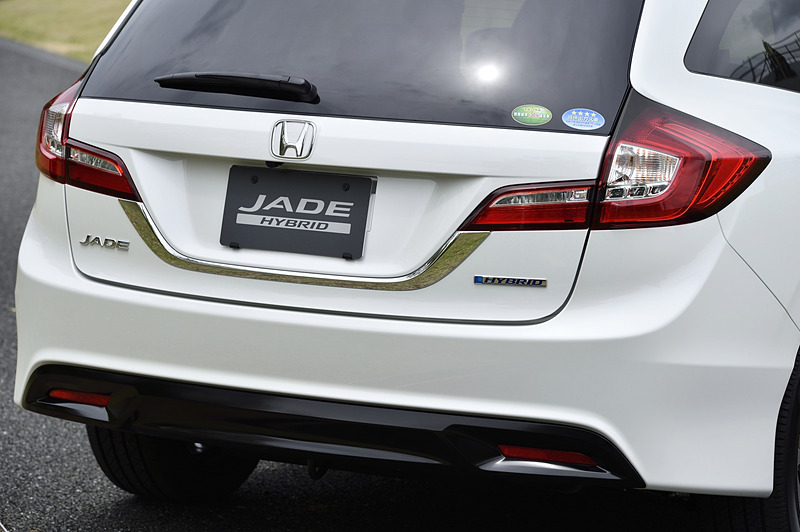 ライト内部やメッキ加飾の色味、RSバッヂの有無以外は基本的にRSと同じデザイン