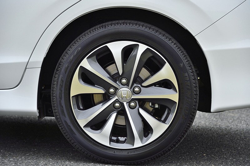 Xの装着タイヤは215/50 R17サイズのダンロップ「SP SPORT 270」