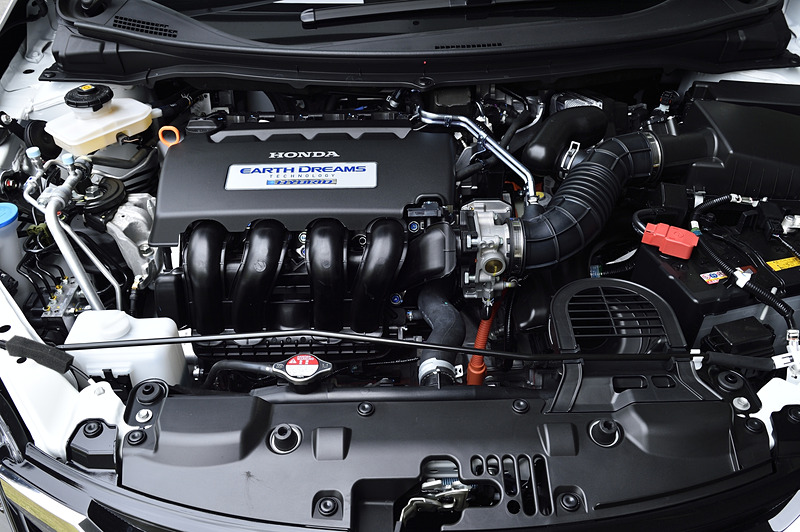 ハイブリッドでは「LEB」型エンジンで最高出力96kW（131PS）/6600rpm、最大トルク155N･m（15.8kgf･m）/4600rpmを発生し、「H1」型モーターで最高出力22kW（29.5PS）/1313-2000rpm、最大トルク160N･m（16.3kgf･m）/0-1313rpmを発生。JC08モード燃費は24.2km/L