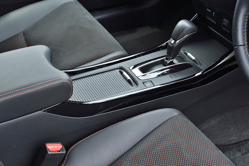 センターコンソールやドアのパワーウィンドウスイッチパネルなどにピアノブラックを使用