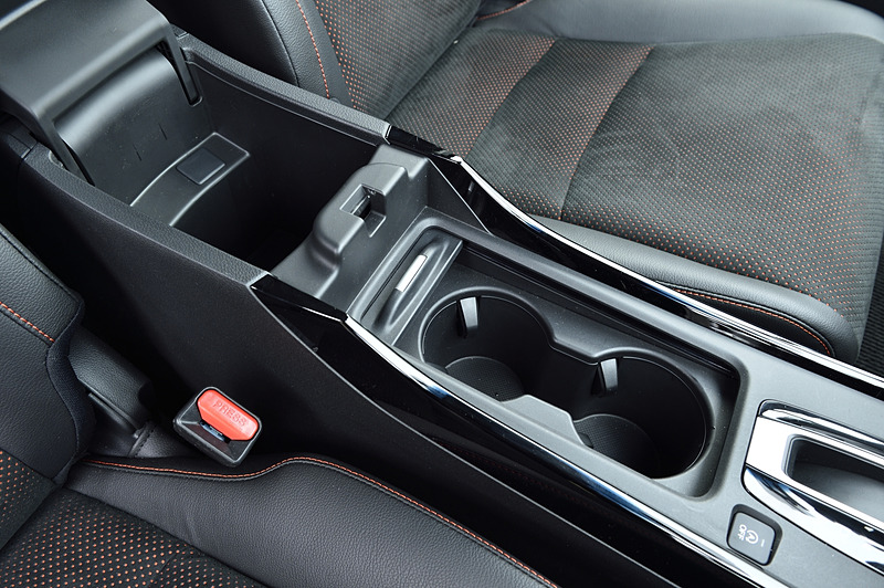 スライドシャッター付きのドリンクホルダー×2、センターアームレスト下のユーティリティボックスなどを用意