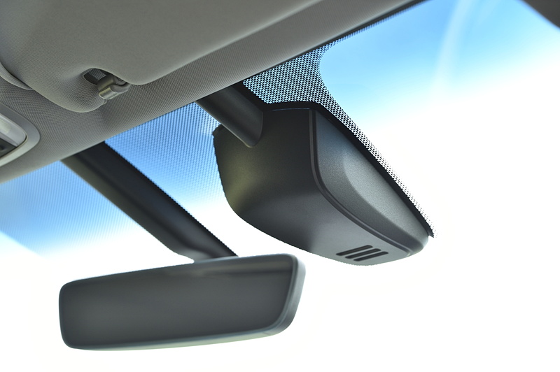 フロントウィンドウ内側にホンダ センシング用の単眼カメラを設置している