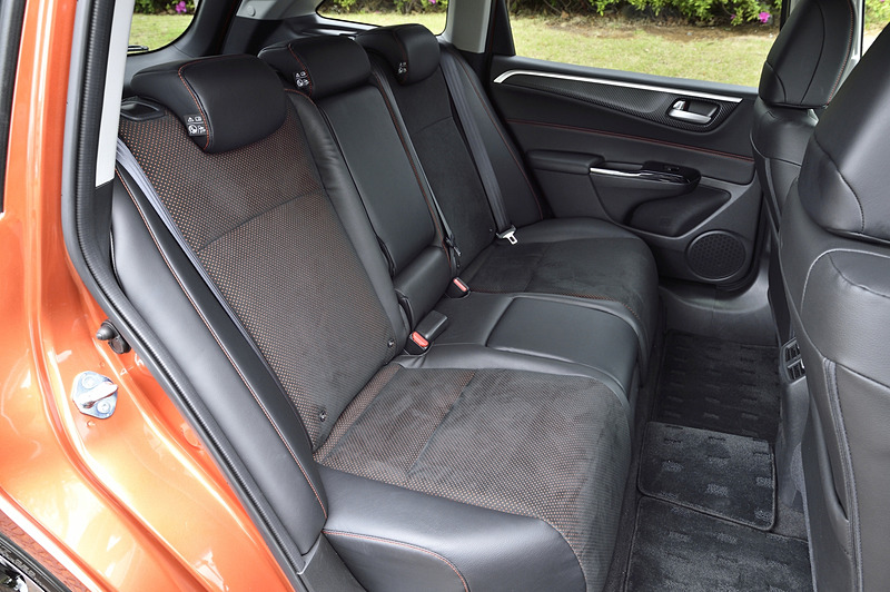 RSのシート表皮にはパンチング加工が施され、光の当たり方でオレンジの差し色が浮かび上がる。ベンチタイプの「コンフォートシート」は座ったときのクッション性を重視して、前後スライドなどのアレンジを廃している