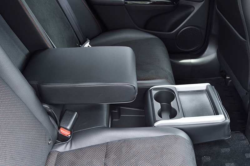 2人でも使えるよう幅広にした大型センターアームレストを備え、座面中央部分は反転して、ドリンクホルダーやテーブルとして利用できるようになっている