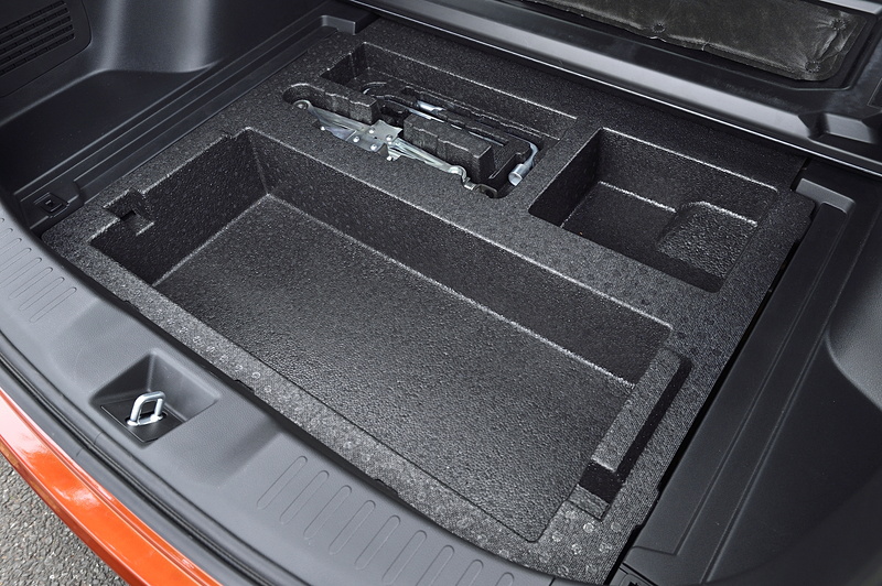 フロアボードの下には23L分のアンダーボックスを設定