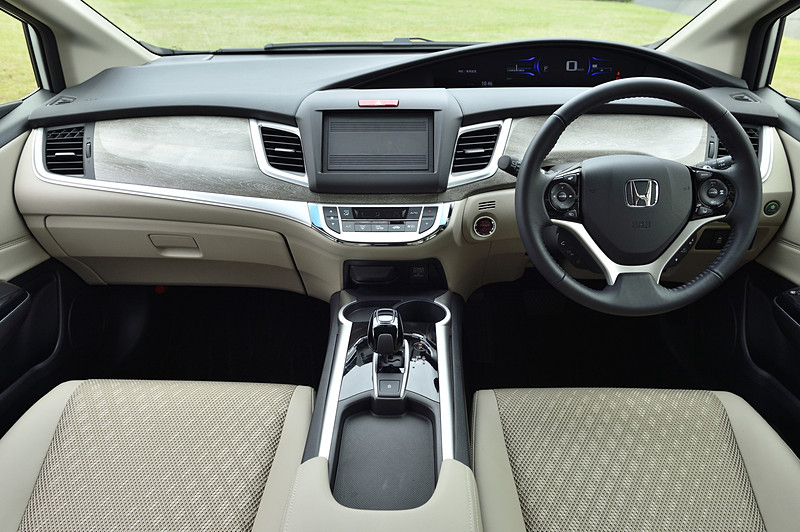 ジェイド HYBRID X Honda SENSING。内装色はアイボリー（写真）とブラックの2色を設定する