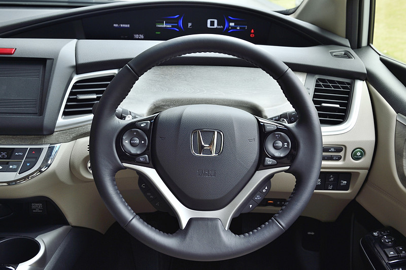 本革巻ステアリングを標準装備。パドルシフトは全車標準装備になった