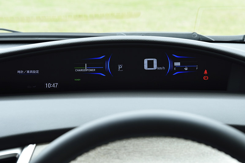 メーター表示はハイブリッド専用となる