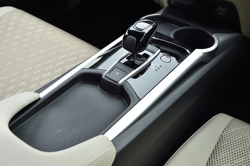 ハイブリッドモデルは走行用バッテリーやコントロールユニットなどがセンターコンソール下にレイアウトされることから、ドリンクホルダーが前方に移動して1つに減り、浅めなコンソールトレイと固定式センターアームレストを採用する