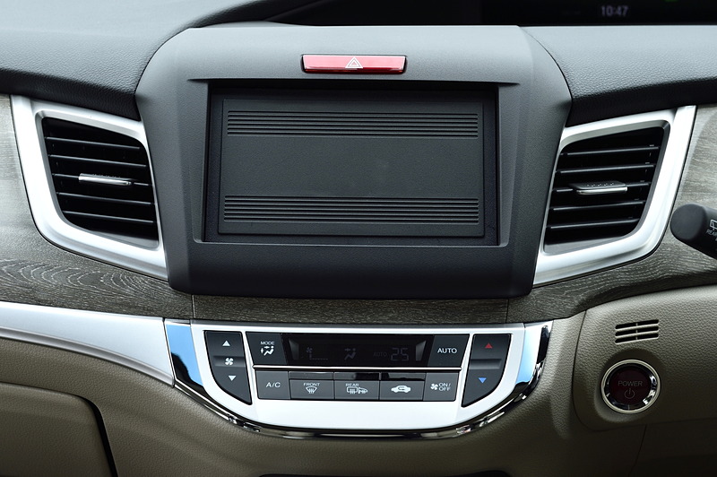 全車オーディオレスが基本となり、Xは6スピーカー、その他のグレードは4スピーカー仕様