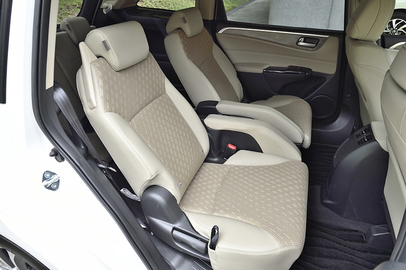 セカンドシートはセパレートタイプの「Vスライドキャプテンシート」