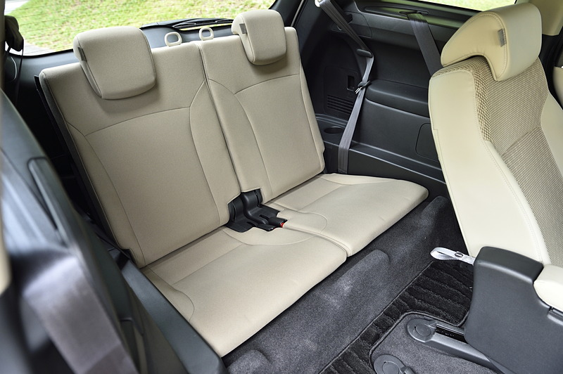 3列目シートは5：5分割可倒式の2人掛け。ラゲッジスペースではフロアが低くなっており、3列目シート使用時のラゲッジスペース容量を稼いでいるほか、格納時に3列目シートの座面が下りてラゲッジスペースのフラット化に貢献する