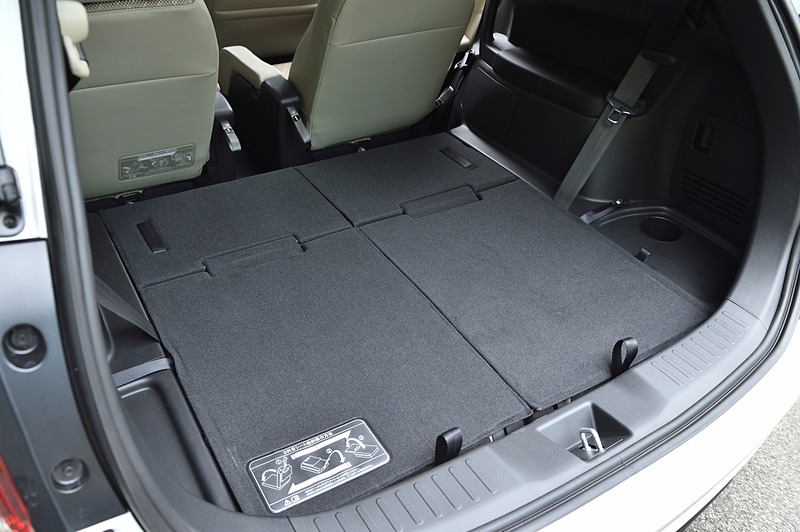 3列目シートは5：5分割可倒式の2人掛け。ラゲッジスペースではフロアが低くなっており、3列目シート使用時のラゲッジスペース容量を稼いでいるほか、格納時に3列目シートの座面が下りてラゲッジスペースのフラット化に貢献する