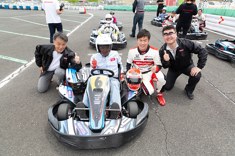 大津選手を交えてスタート前の記念撮影