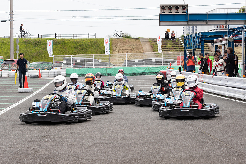 このあと、案の定大渋滞で接触だらけの展開。Car Watchのカートは6号車