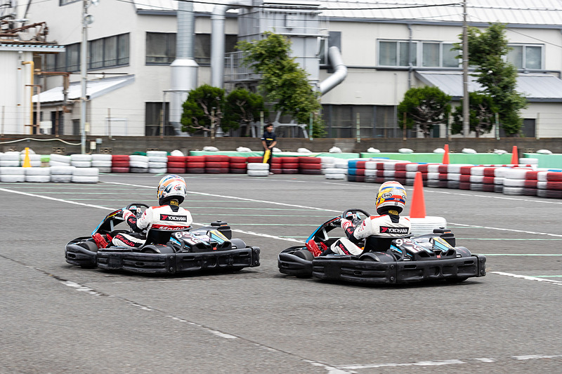 道上 vs. 大津の対決。SUPER GTではチームメイトなので同時に走ることはないだけに、これは貴重な光景。楽しんで乗っていてもメディアトップ3チームより1秒速い