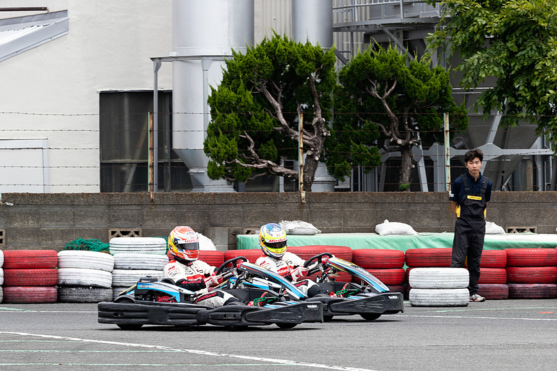 道上 vs. 大津の対決。SUPER GTではチームメイトなので同時に走ることはないだけに、これは貴重な光景。楽しんで乗っていてもメディアトップ3チームより1秒速い