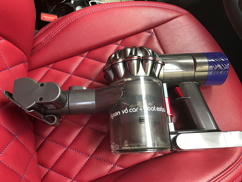 家の中で大活躍していたもので、すっかり車内掃除用ということを忘れていた、ダイソンの「V6 Car+Boat Extra」。軽くて女性が手に持ちながら使うのもラクですよ