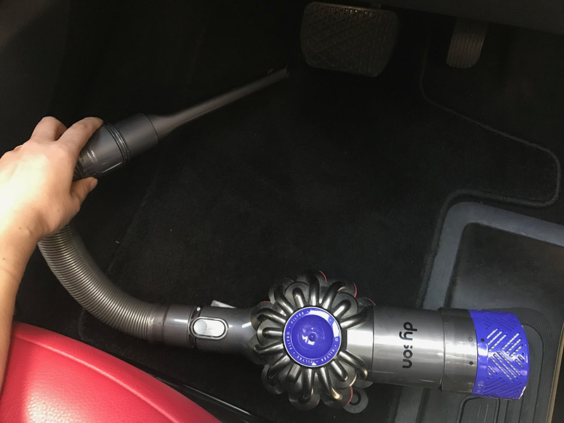 私が勝手に“のびのびノズル”なんて呼んでいるのは、付属品の隙間ノズルと延長ホースをくっつけたツール。これなら本体をフロアに置いたまま、狭いところを吸い取れるのでお気に入りです