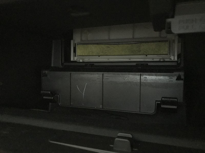 走行13万kmでも元気に走っている、独身時代からの愛車CR-Zは、グローブボックスの中にエアコンフィルターが装着されています。交換も簡単で、ものの3分で完了～！