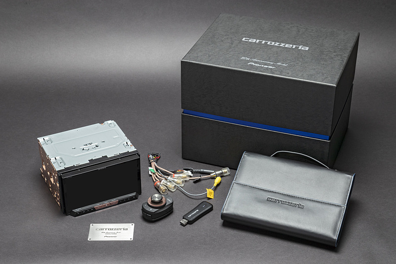 80周年記念モデル「AVIC-CZ902XS-80」。このほかにGPSやTVアンテナなど各種付属する