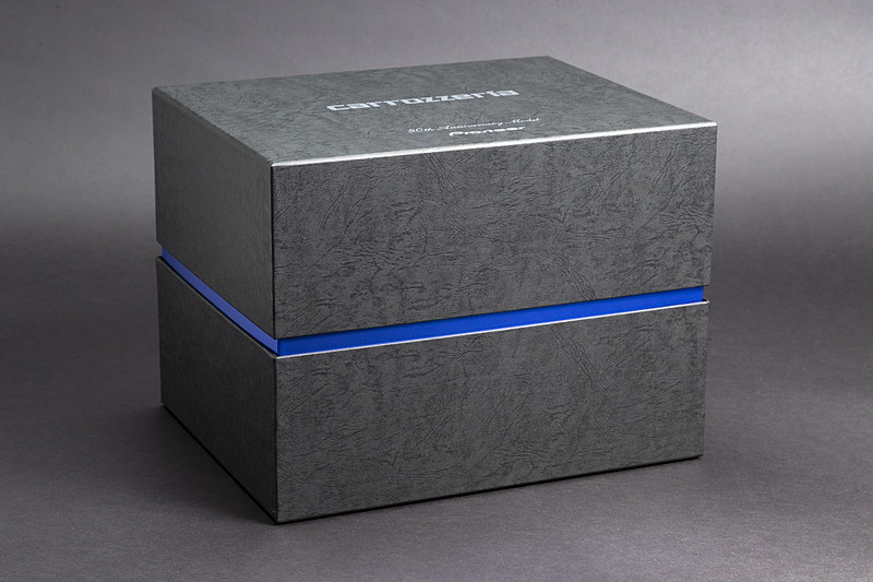 革風のシボが入った80周年記念スペシャルボックス