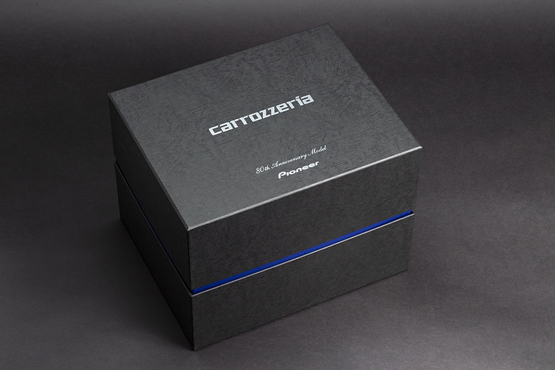 革風のシボが入った80周年記念スペシャルボックス