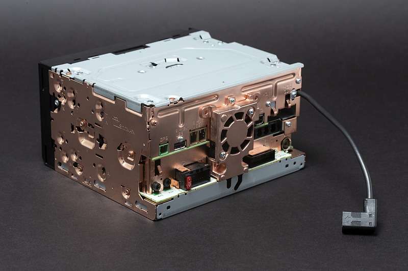 本体はAVIC-CZ902XSと同じ銅メッキシャシー