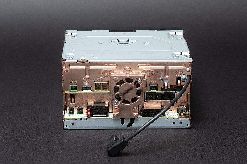 本体はAVIC-CZ902XSと同じ銅メッキシャシー