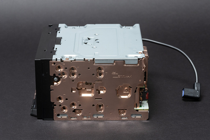 側面、背面の銅メッキシャシーがまぶしい