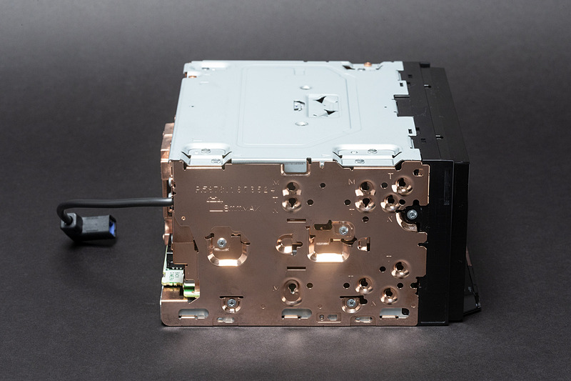 側面、背面の銅メッキシャシーがまぶしい