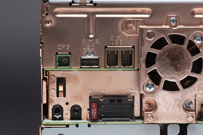 背面のアップ。中央に設置された廃熱用のファンは静音タイプで、固定用のビスも1本から2本に変更。騒音や振動による音質劣化を排除しているという