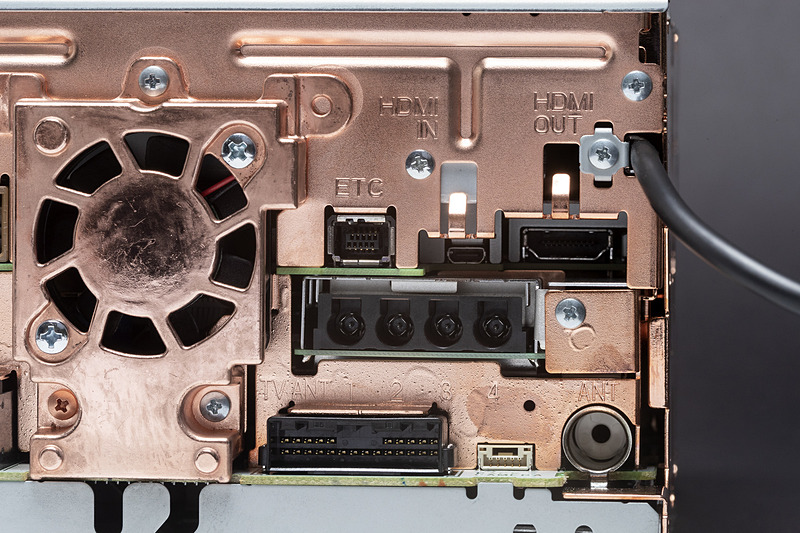 背面のアップ。中央に設置された廃熱用のファンは静音タイプで、固定用のビスも1本から2本に変更。騒音や振動による音質劣化を排除しているという