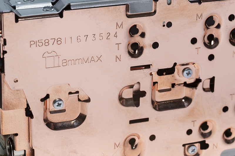 側面のビスは向かって左側に通常タイプ、右側には銅メッキタイプを採用。これによってノイズの流れまでコントロールし、S/N感や静粛性の表現力をアップしている