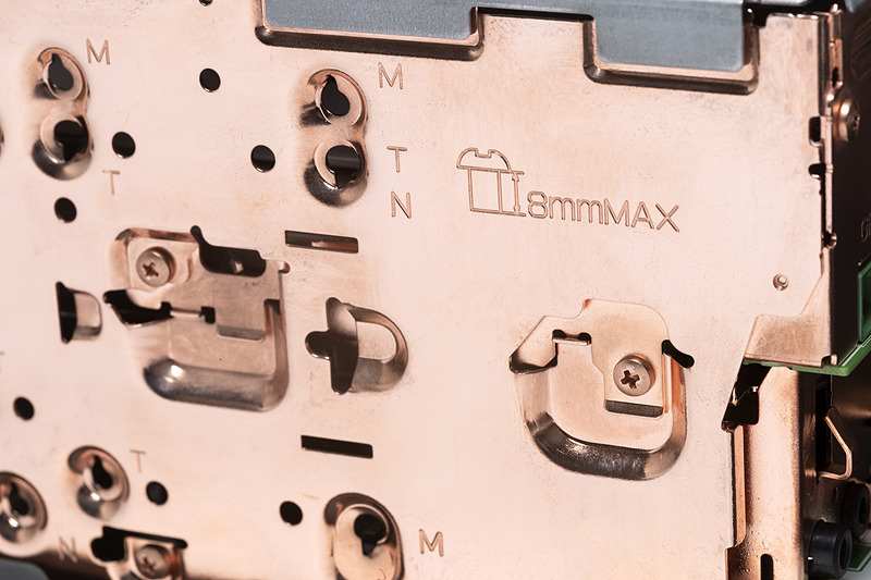 側面のビスは向かって左側に通常タイプ、右側には銅メッキタイプを採用。これによってノイズの流れまでコントロールし、S/N感や静粛性の表現力をアップしている