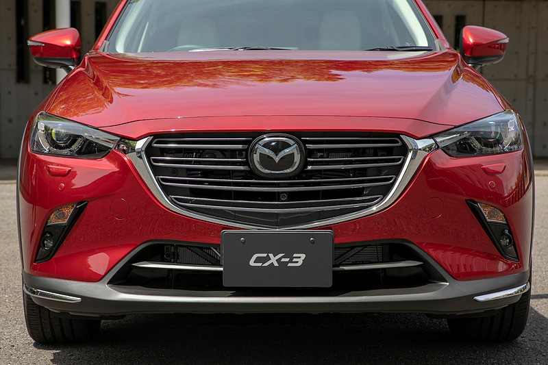 フロントグリルは2本のラインをひと組にしたフィンへ変更。従来型よりスッキリした顔つきになった。ヘッドライトからグリル下のラインで作るシグネチャーウィングが際立つデザインだ